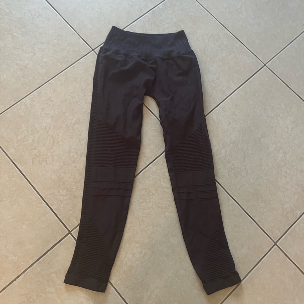 Greyish leggings!
